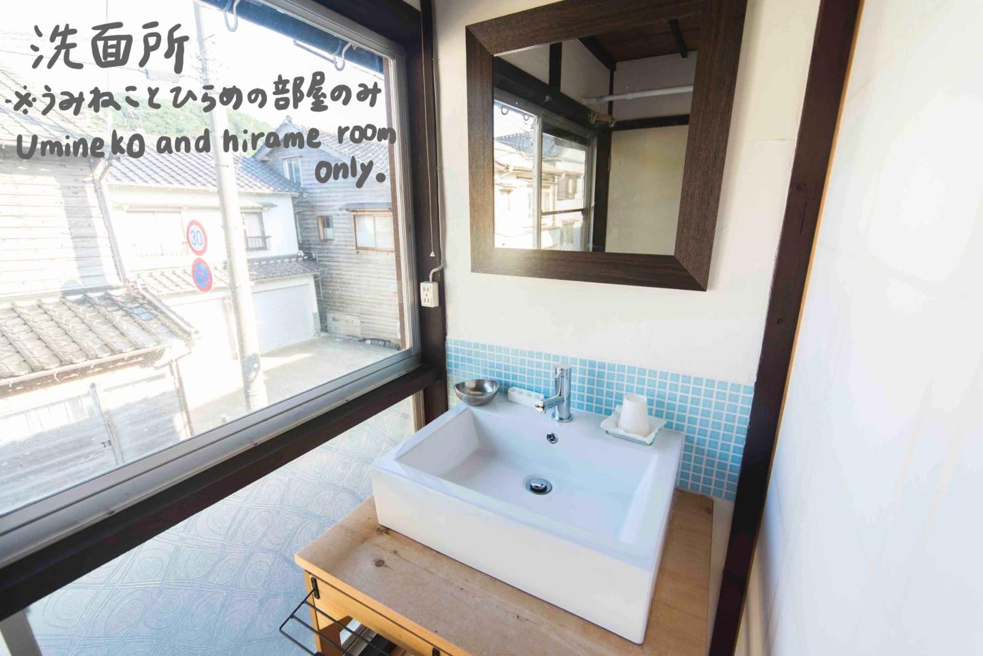 Book & Guesthouse Hitotomaru Тоёока Номер фото