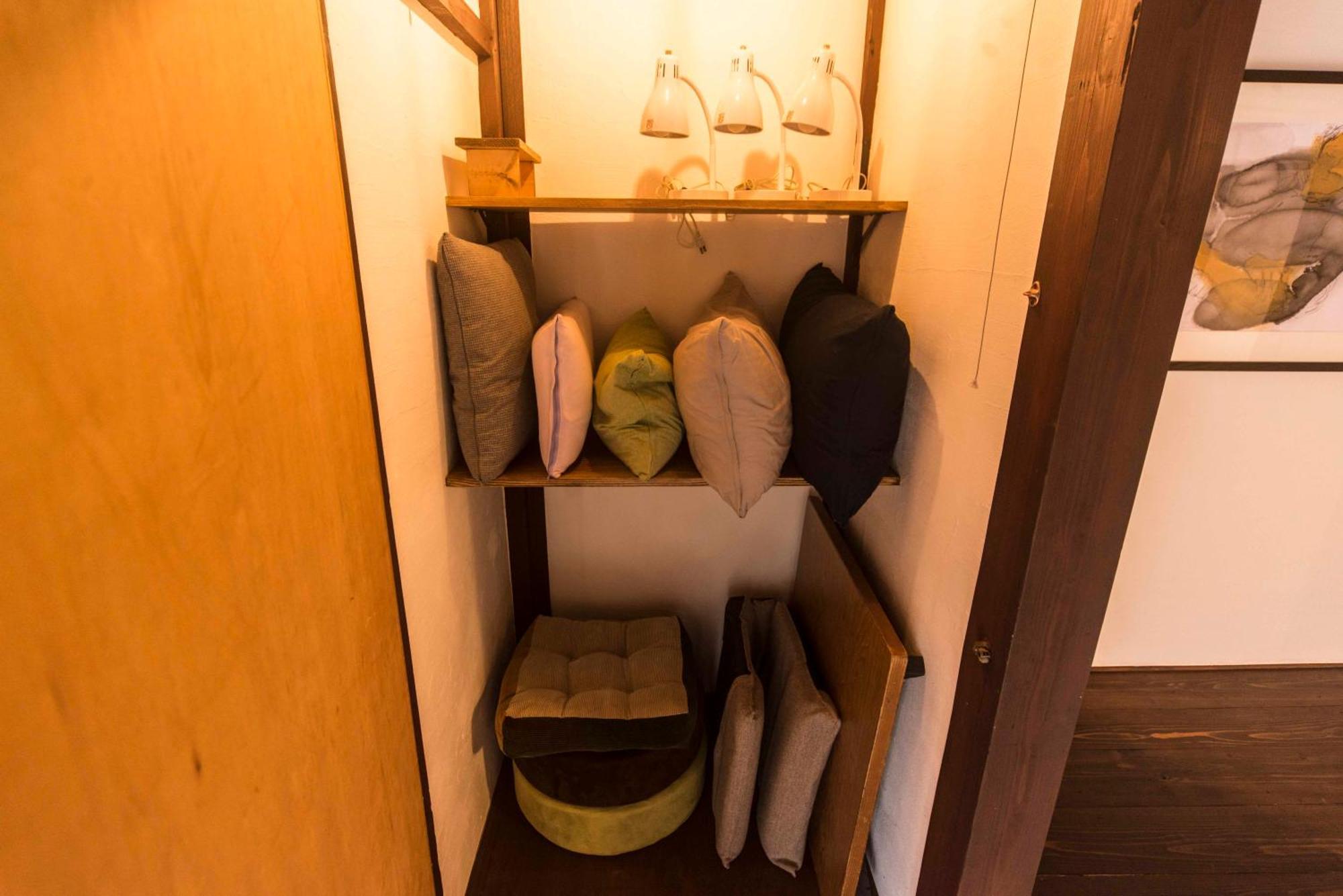 Book & Guesthouse Hitotomaru Тоёока Номер фото